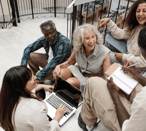 Photo de plusieurs personnes souriant pour illustrer la communauté et la collaboration